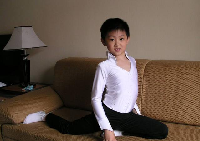 当年在《快乐星球4》中本色出演,扮演的角色也叫徐嘉伟,可惜这个快乐