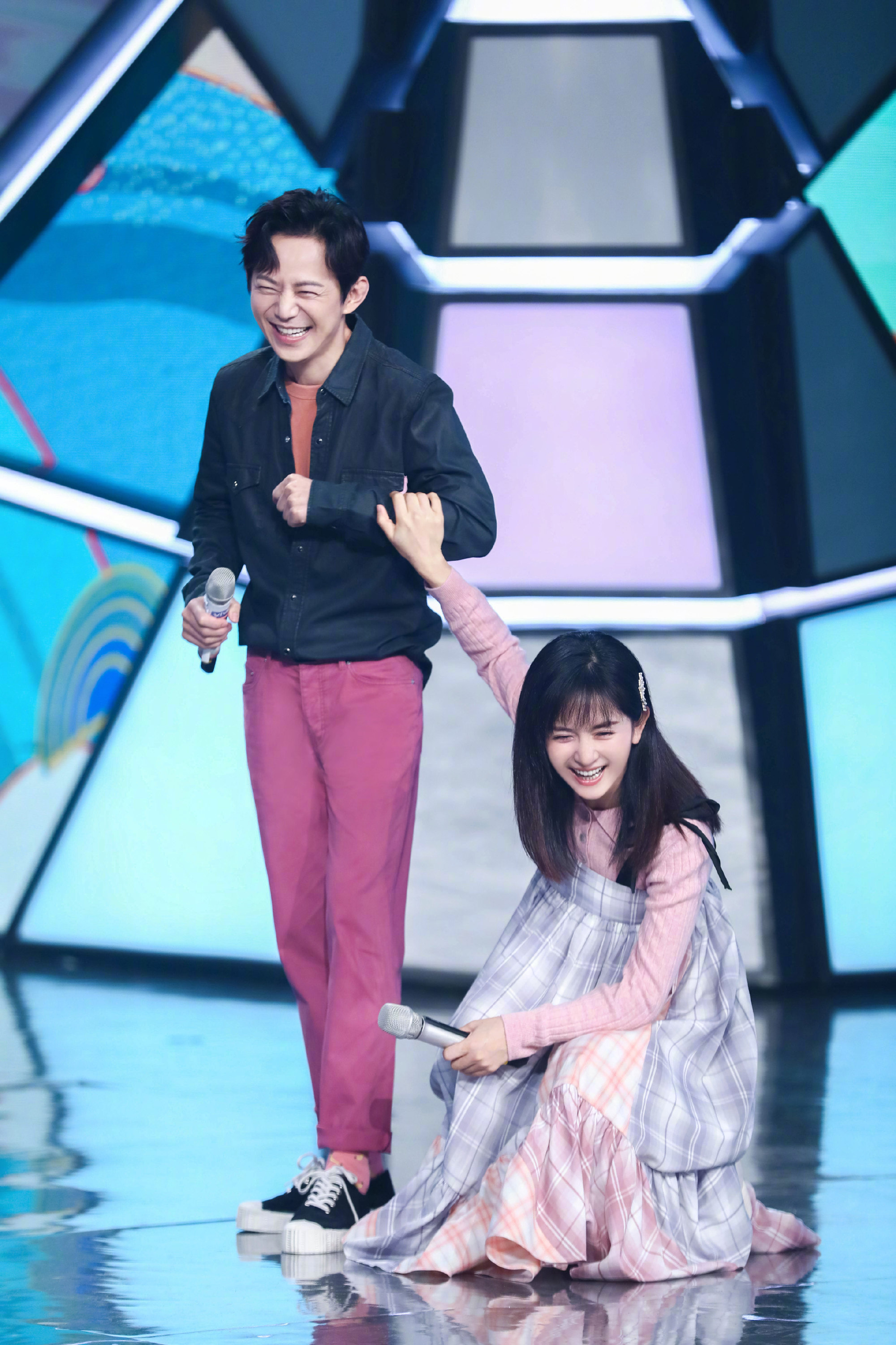 何炅放下架子,自曝经常追着加新人联系方式,隐藏的善意注定人缘