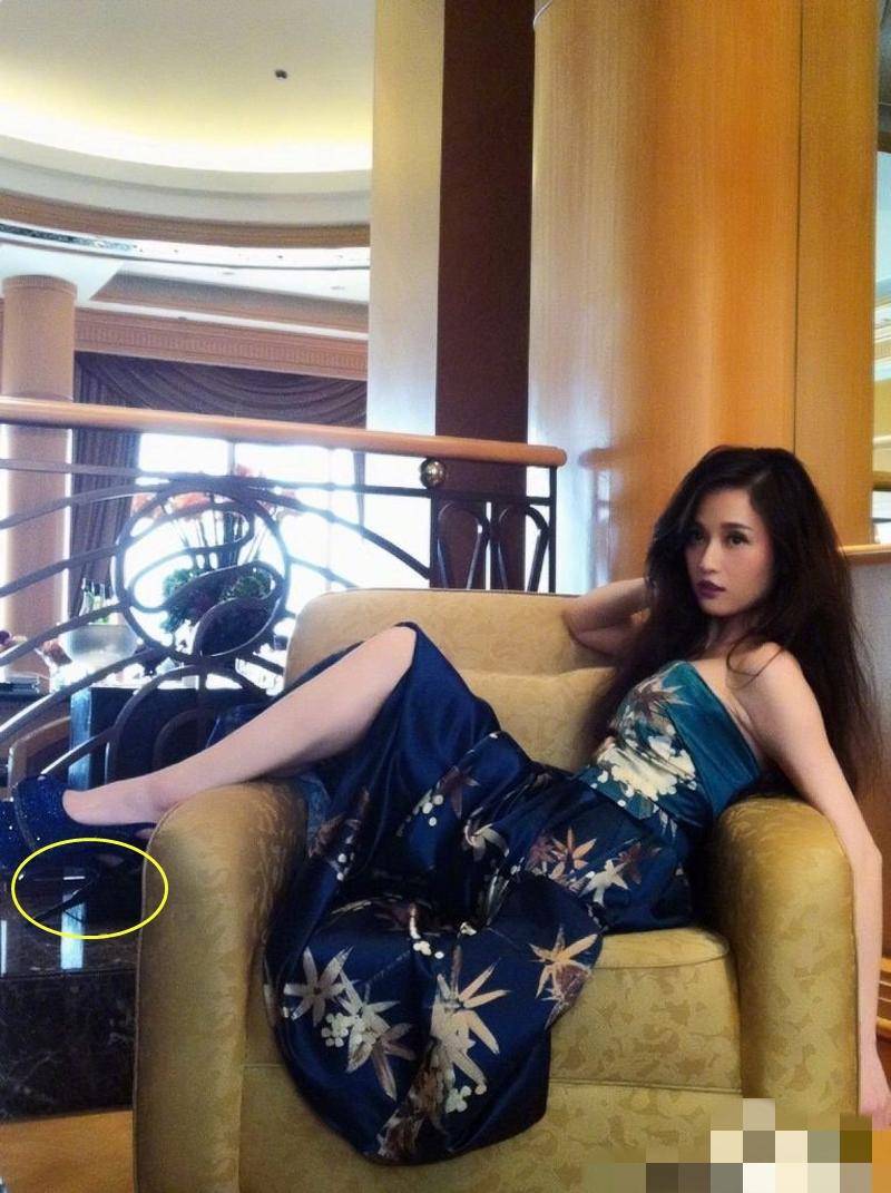 原创陈乔恩高调出街踩小高跷脚背快成90度格纹风衣遮不住尤物身材