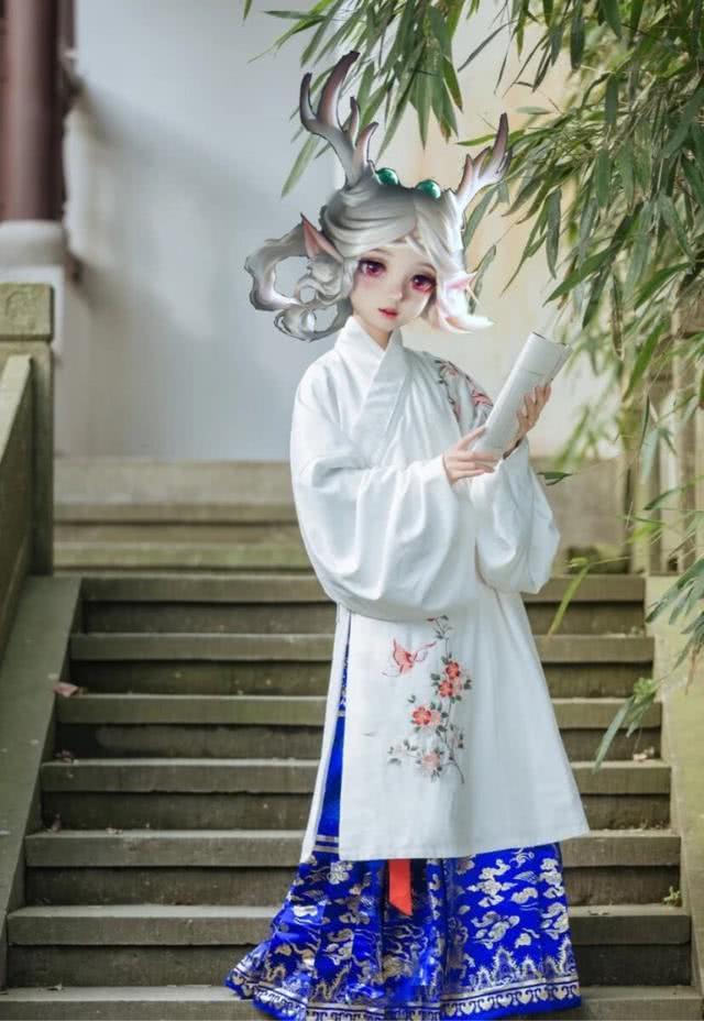 一些穿古装的小仙女,然后把头像p上了瑶瑶公主的头像,不得不说看起来