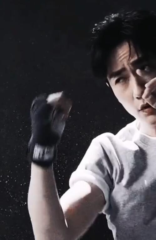 结果一查才知道,朱一龙有个外号,叫"健身龙".