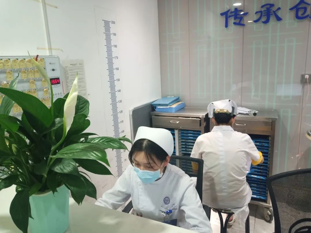 查对医嘱,记录病情的白衣天使们还有很多很多忙碌在工作岗位的背影