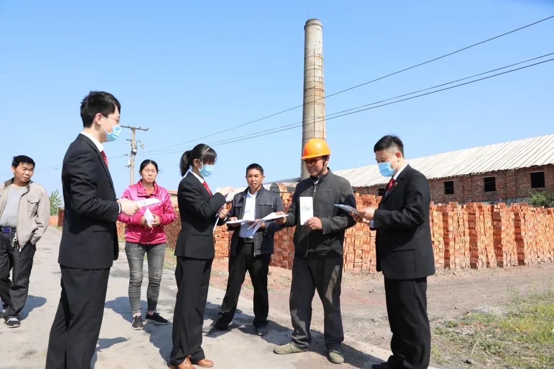 阜寧法院幹警們兵分三路來到陳良鎮磚瓦廠,東溝鎮街頭集市,阜城街道