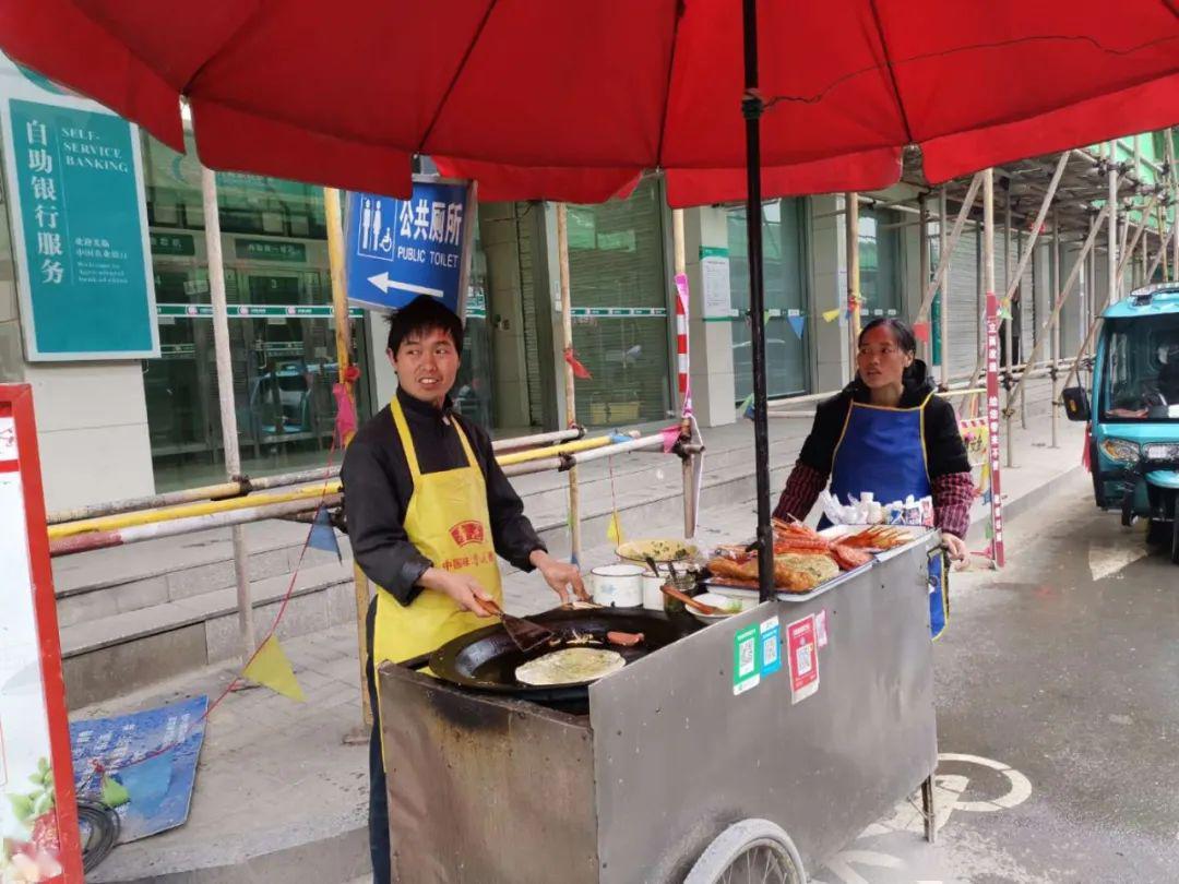 城市坚守者引摊让优质流动摊贩有名份了