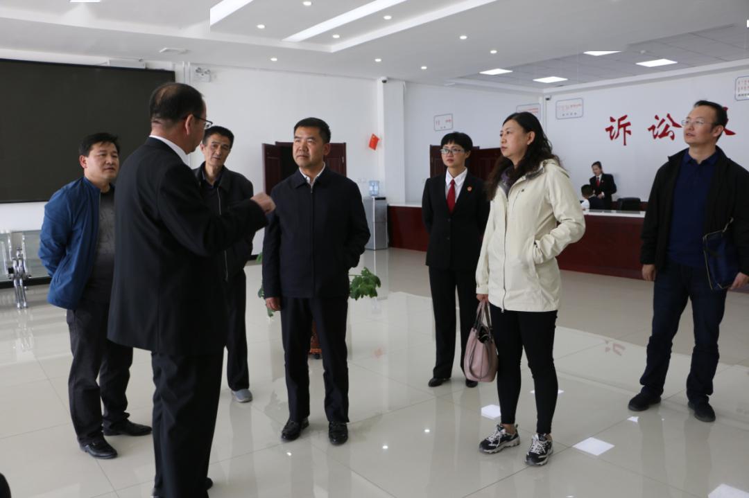 调研组抵达海西伊始,便登门看望走访提出建议的扎西卓玛,浮怀琳代表