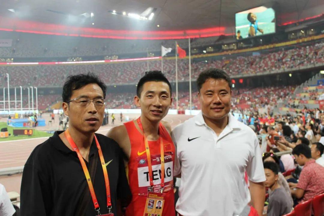 滕海宁破全国纪录时与曹振水(左),周玉波(右)合影