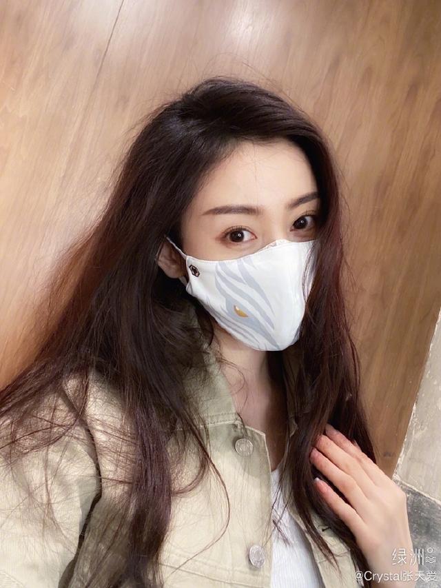 不知道为啥,每次看张天爱戴口罩,都忍不住想要感叹一句脸好小——五一