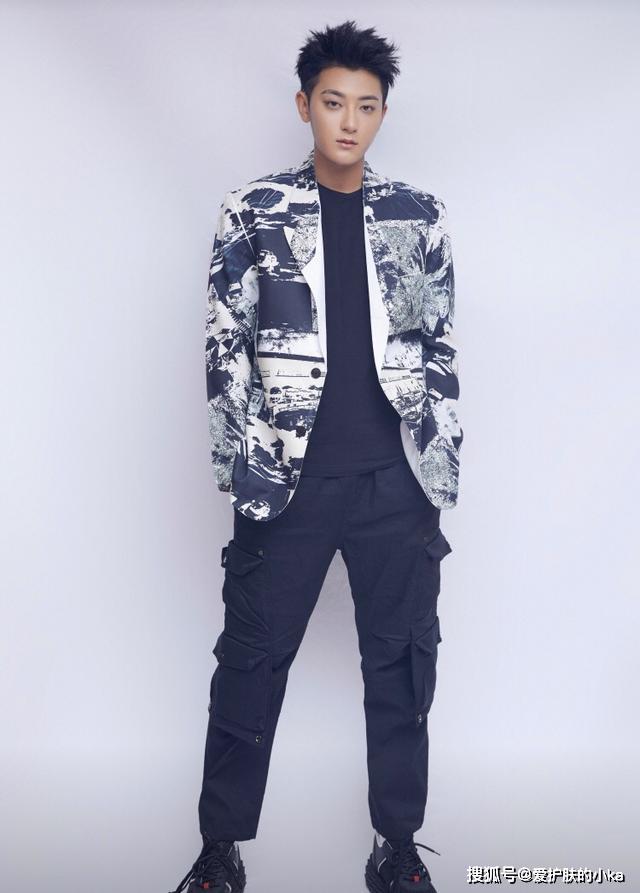 原创黄子韬一身时髦亮相印花西装配工装裤这眉毛造型一般人不敢做