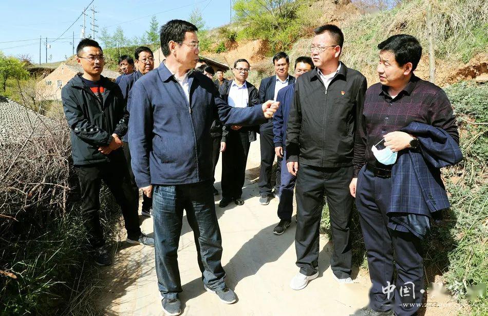 陈晰现场办公解决挂牌作战村问题