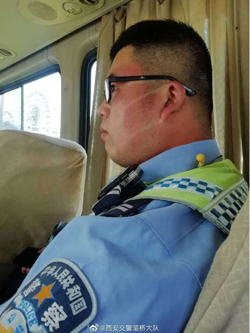 心疼!过了个五一小长假,交警被晒成口罩脸