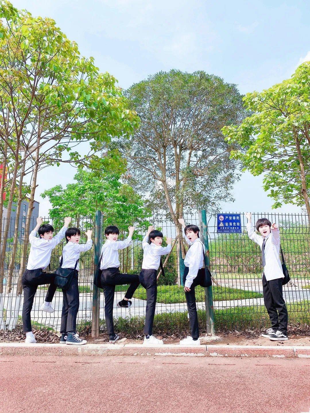 一问一答秦牛正威佟丽娅李易峰吴宣仪二团背着老婆做头发的男星