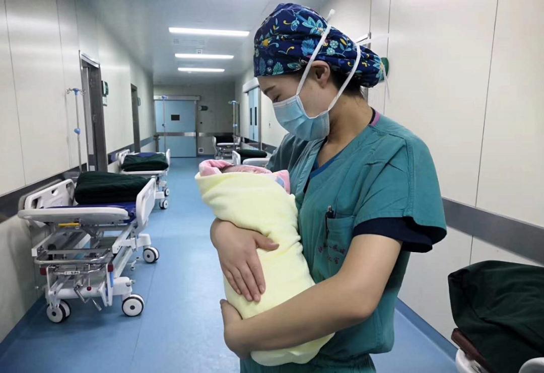 国际助产士日致敬世界上第一个拥抱我们的人