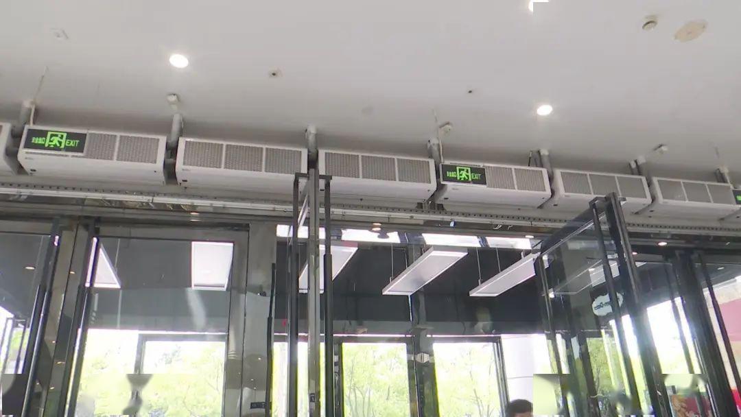 目前尚未开启中央空调,为了保证商场空气的流通,目前仍是采取"新风"