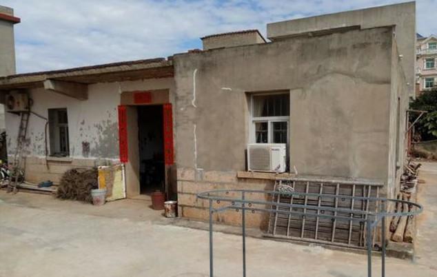 门口看就是比较旧的平房.