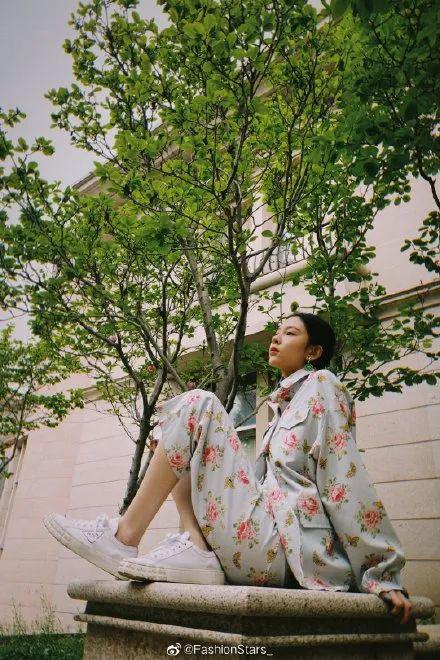 绿底花蝴蝶的衬衫,老天赏饭吃的甜茶也能很好消化,看起来是不是很有