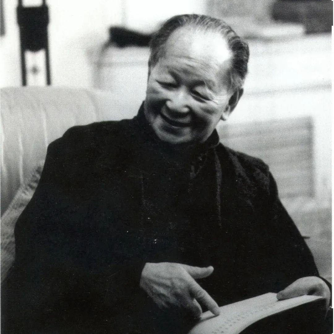 第一届全国漫画展览会开幕(左起:丁聪,黄尧,华君武,黄苗子)1929年,黄