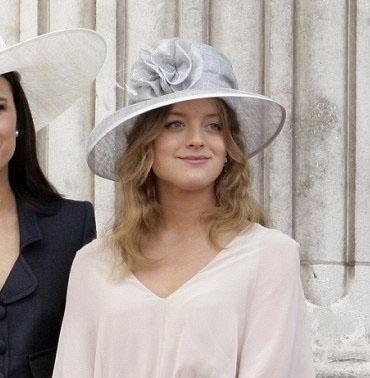 英国小公主要结婚了,驸马爷是外国平民,能否减轻哈里的压力?_弗洛拉