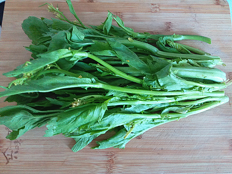 2,芥菜苔先清洗干净,然后抽去茎杆的老皮,再掐成长段.