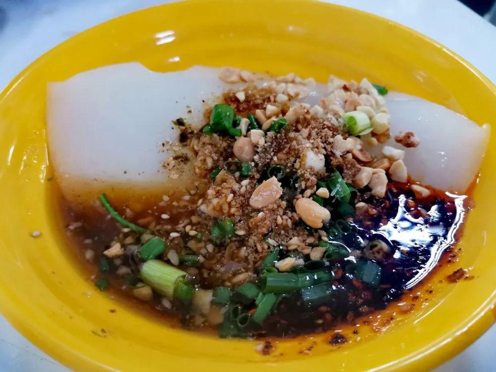 端上来的凉糕像是一整块凉粉,看不出有啥特色,入口时给了我太多惊喜