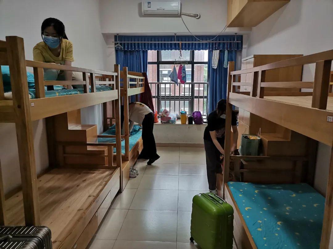 中学跟记者一起来看一看校园疫情防控措施是否细致全市的同学们复课