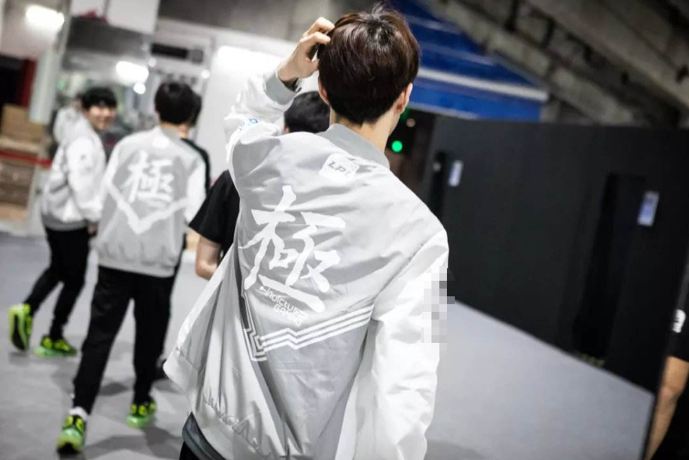 theshy实力下滑严重ig冠军教练7字直击痛点网友彻底凉凉