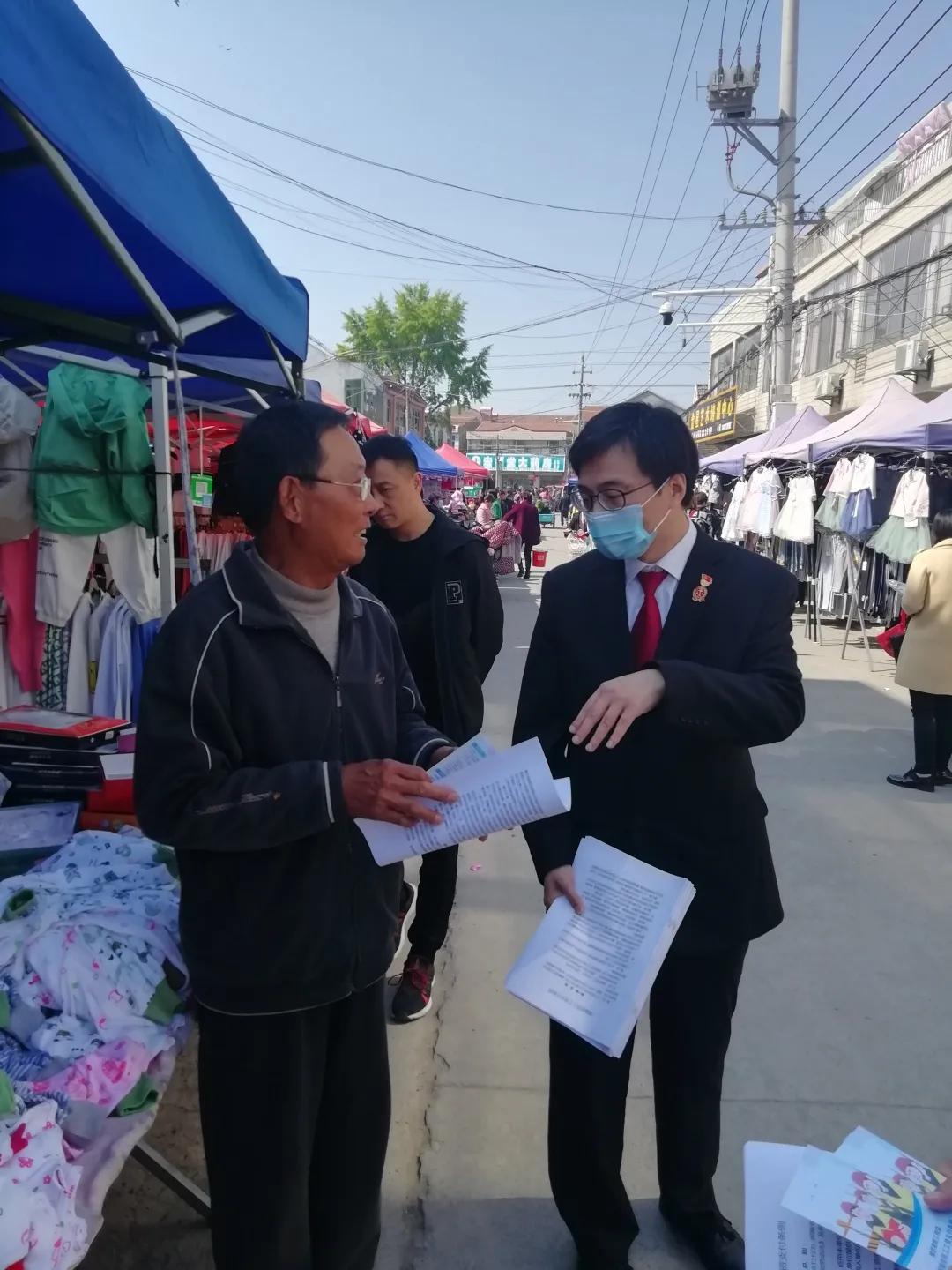 阜寧法院幹警們兵分三路來到陳良鎮磚瓦廠,東溝鎮街頭集市,阜城街道