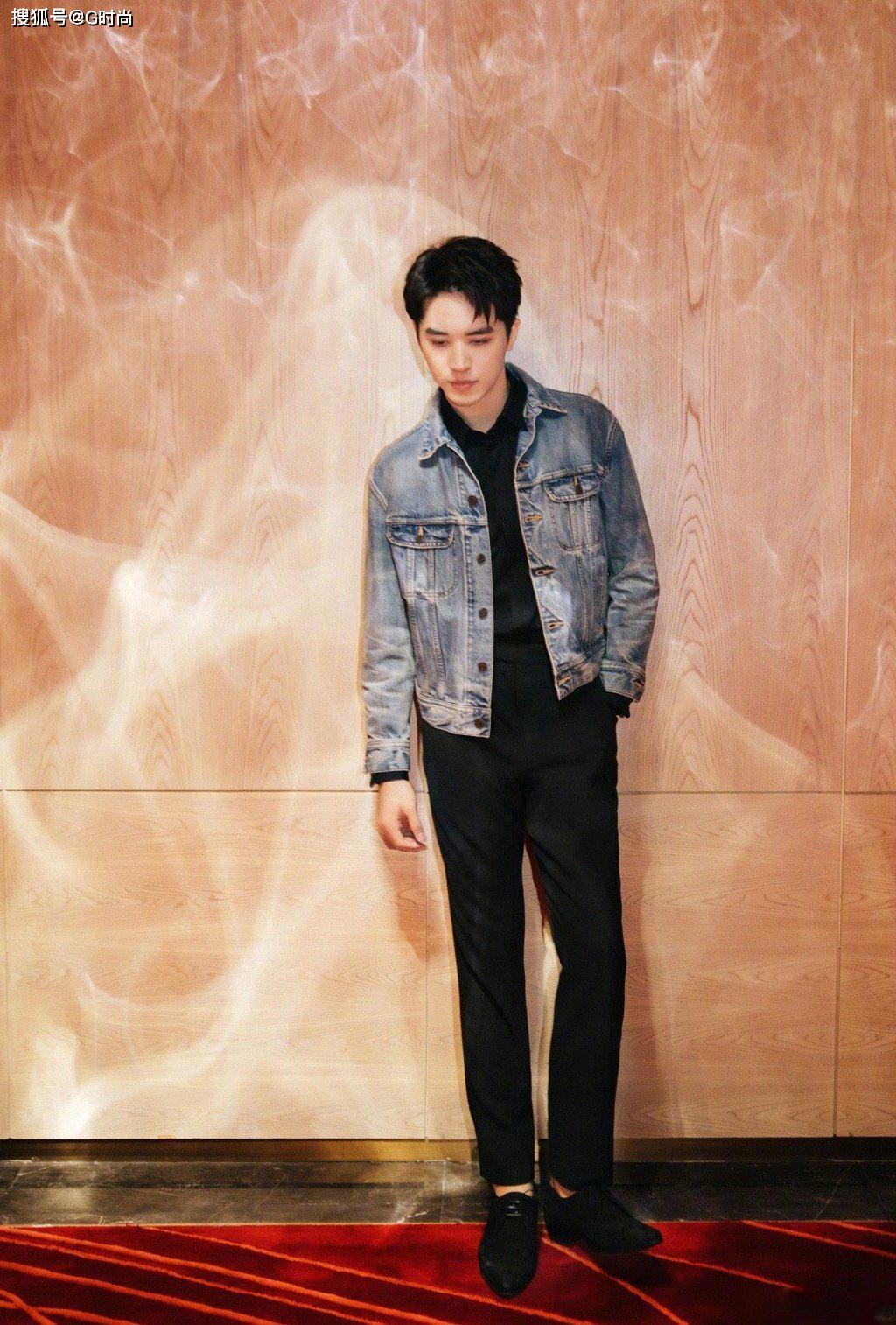 许魏洲身穿牛仔外套配修身长裤亮相55青春选择之夜