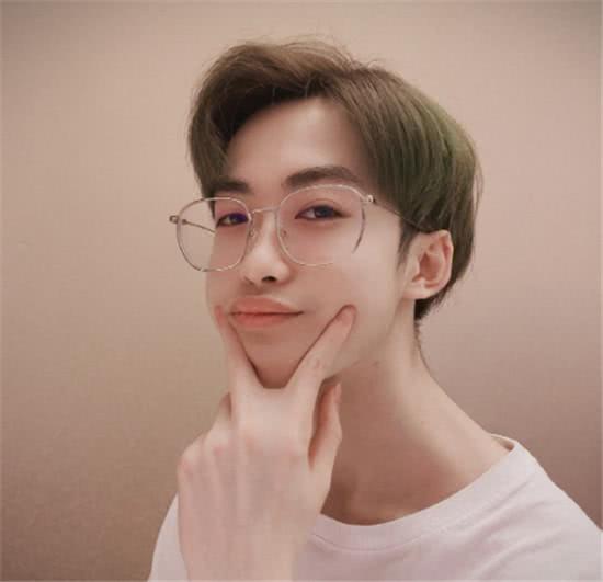 虎牙qq名人赛来袭!三指操作玩到极致,墨源又成了明星大腿?