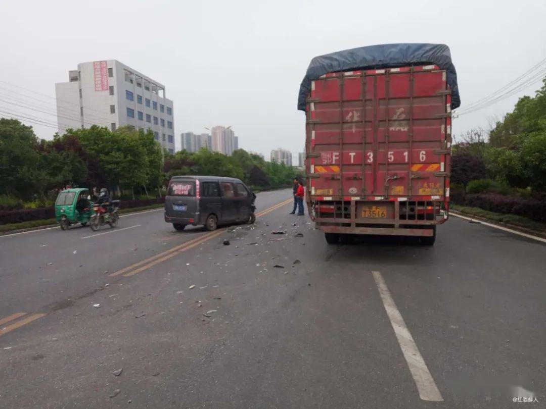 钟祥西环路发生车祸,三车相撞.