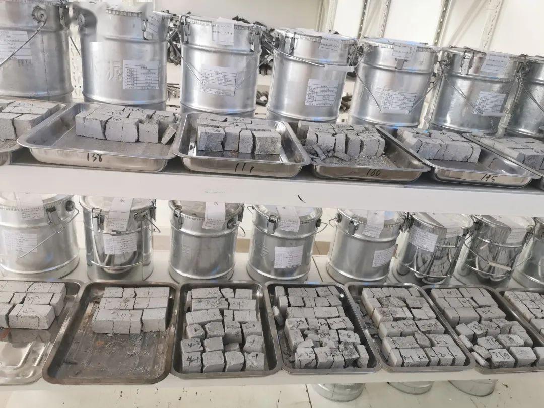 图为负责水泥粉煤灰的赵淼,管着两个标段的她做试验,出报告,留样等每