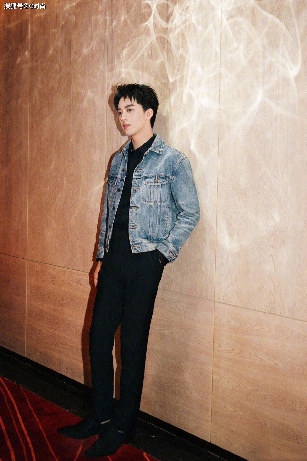 许魏洲身穿牛仔外套配修身长裤亮相55青春选择之夜
