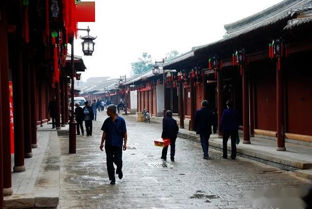 穿过明清一条街,不远处就是合作巷(胡家巷),明清一条街是秦安保存最为