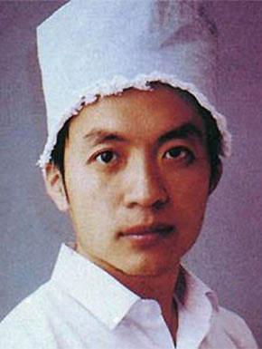 他用斧头砍伤了妻子,顾城在崩溃中留下四封遗书随即自杀,而他的妻子