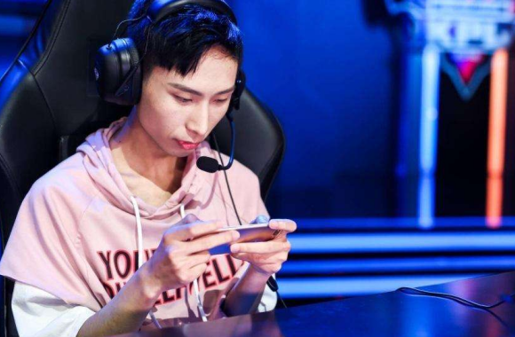 梦泪展现"无限连招"曜,暴打对方阵容,结果自己头晕眼花