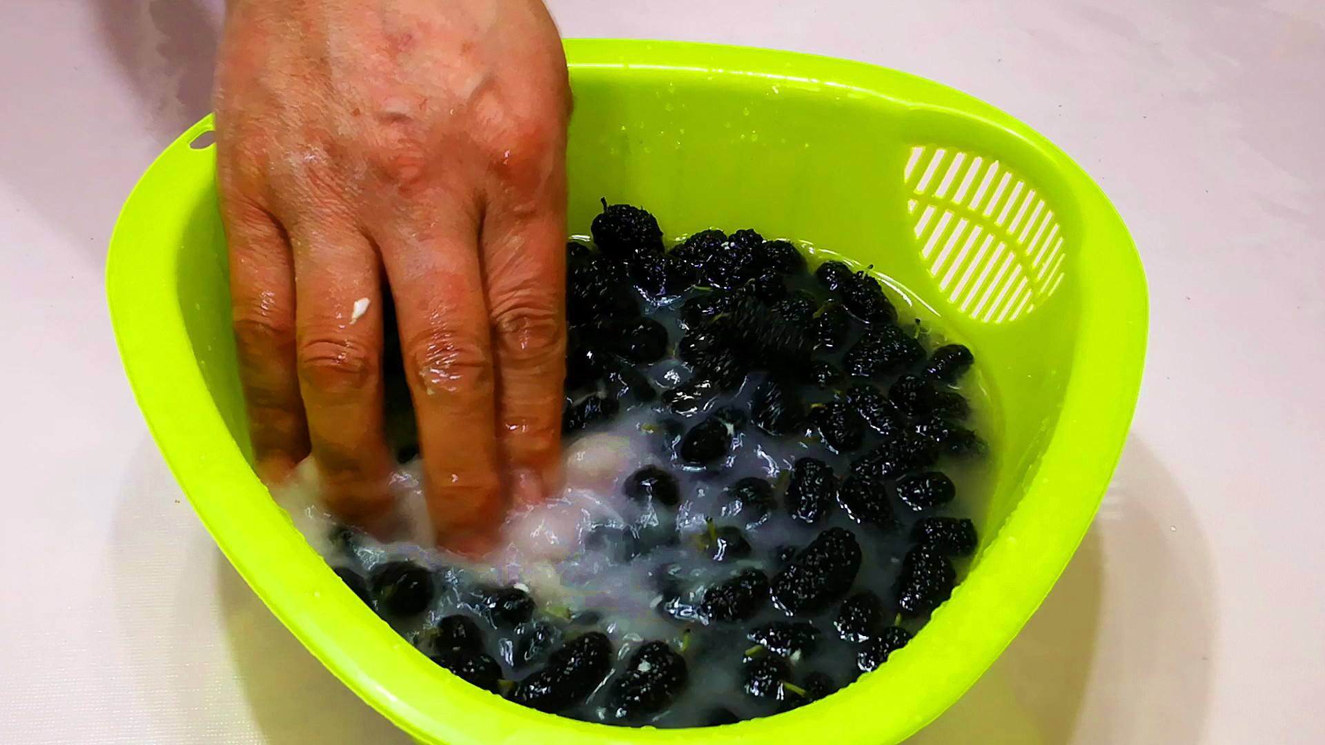 原创清水洗桑葚还不如不洗学会2个小技巧虫卵脏物自动溜出来
