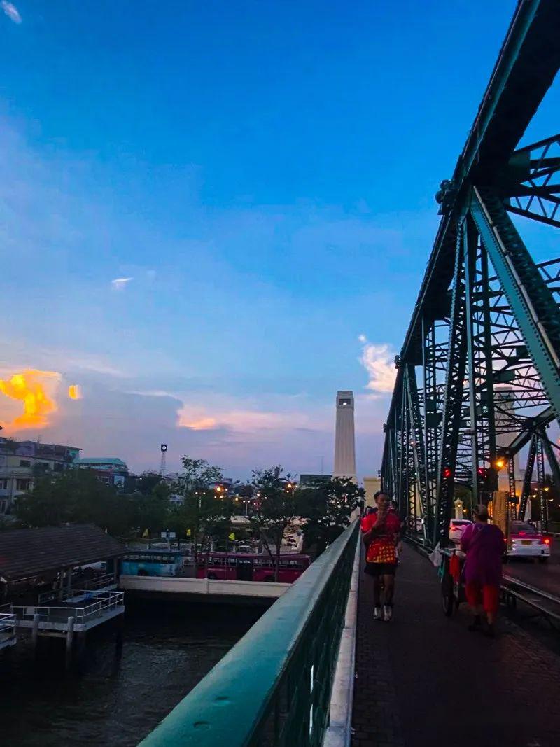 日落湄南河曼谷之美就在桥上看风景的人眼里
