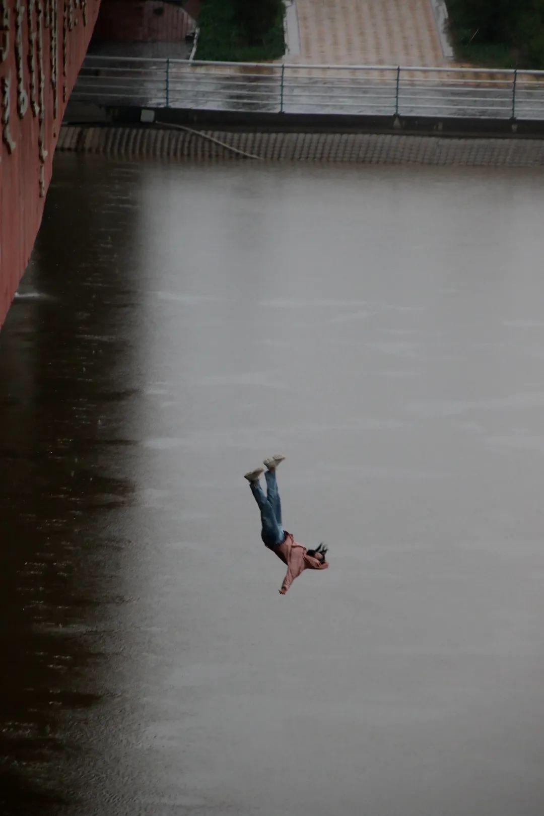 突发大雨中一女孩从临河金川大桥跳下记者与热心市民紧急营救