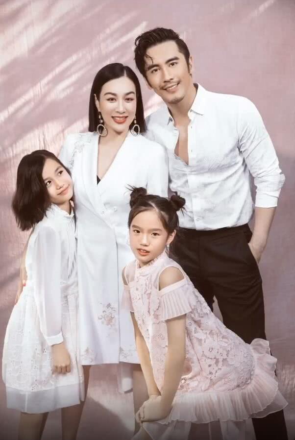 钟丽缇一家穿亲子装拍全家福考拉非要摆酷酷pose镜头感超棒