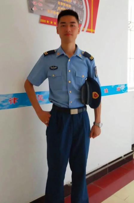 空军→大学生2016年入伍,2018年退伍@内贤外王7教她们唱我小时