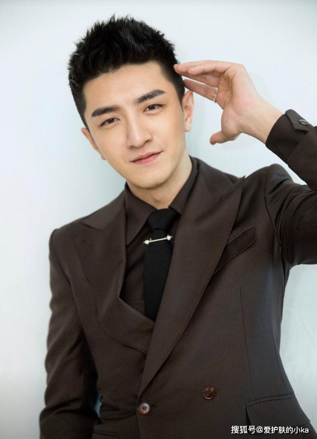 原创金瀚总算不穿运动装了一身深棕色西装亮相不苟言笑变霸总