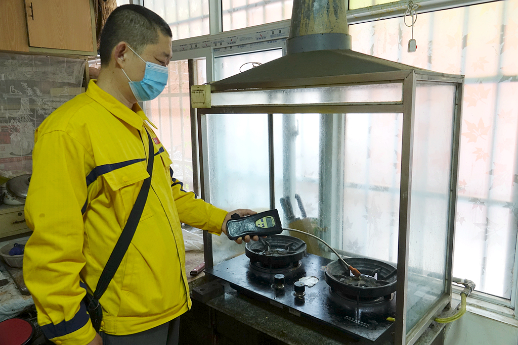 燃气安检员崔军在社区住户中认真排检耐心宣传受赞扬