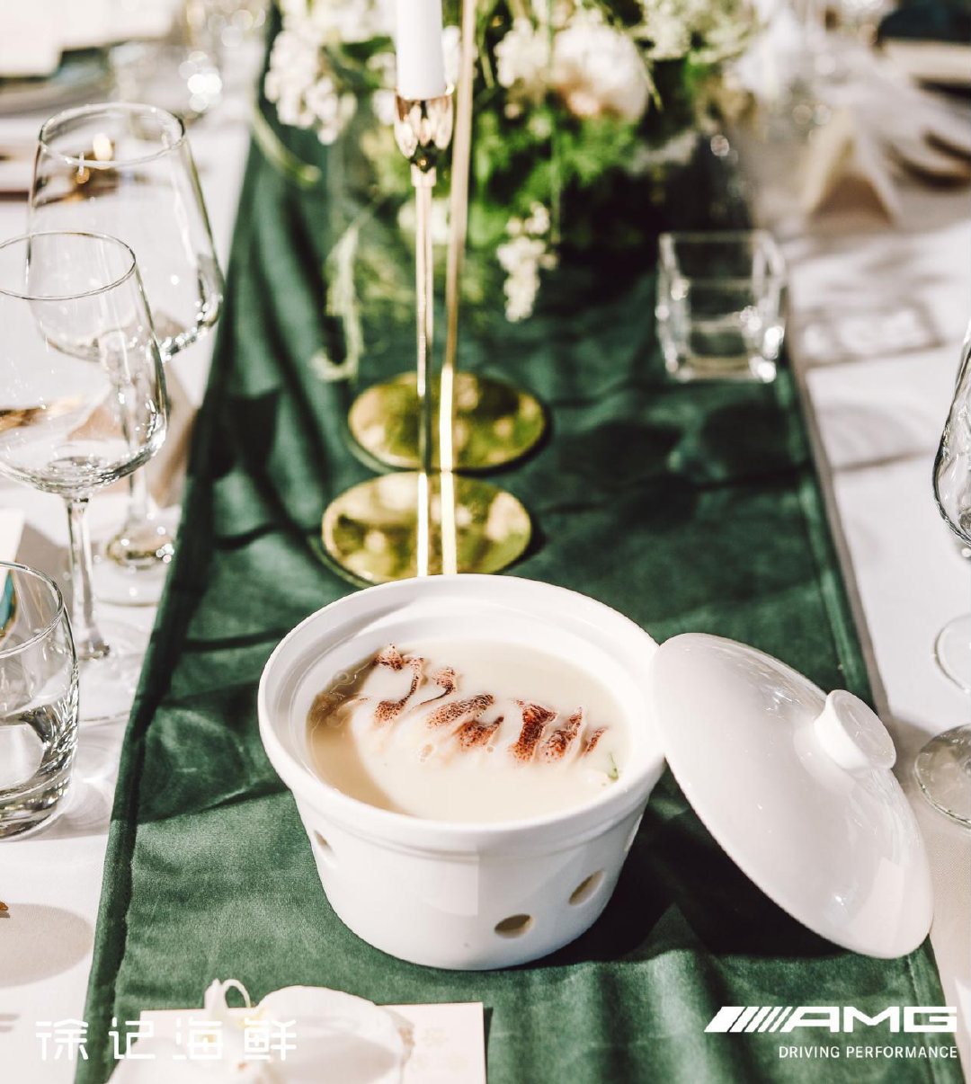 徐记海鲜二公司总经理黄翠雯女士及星辉大使刘俊言先生上台致词后