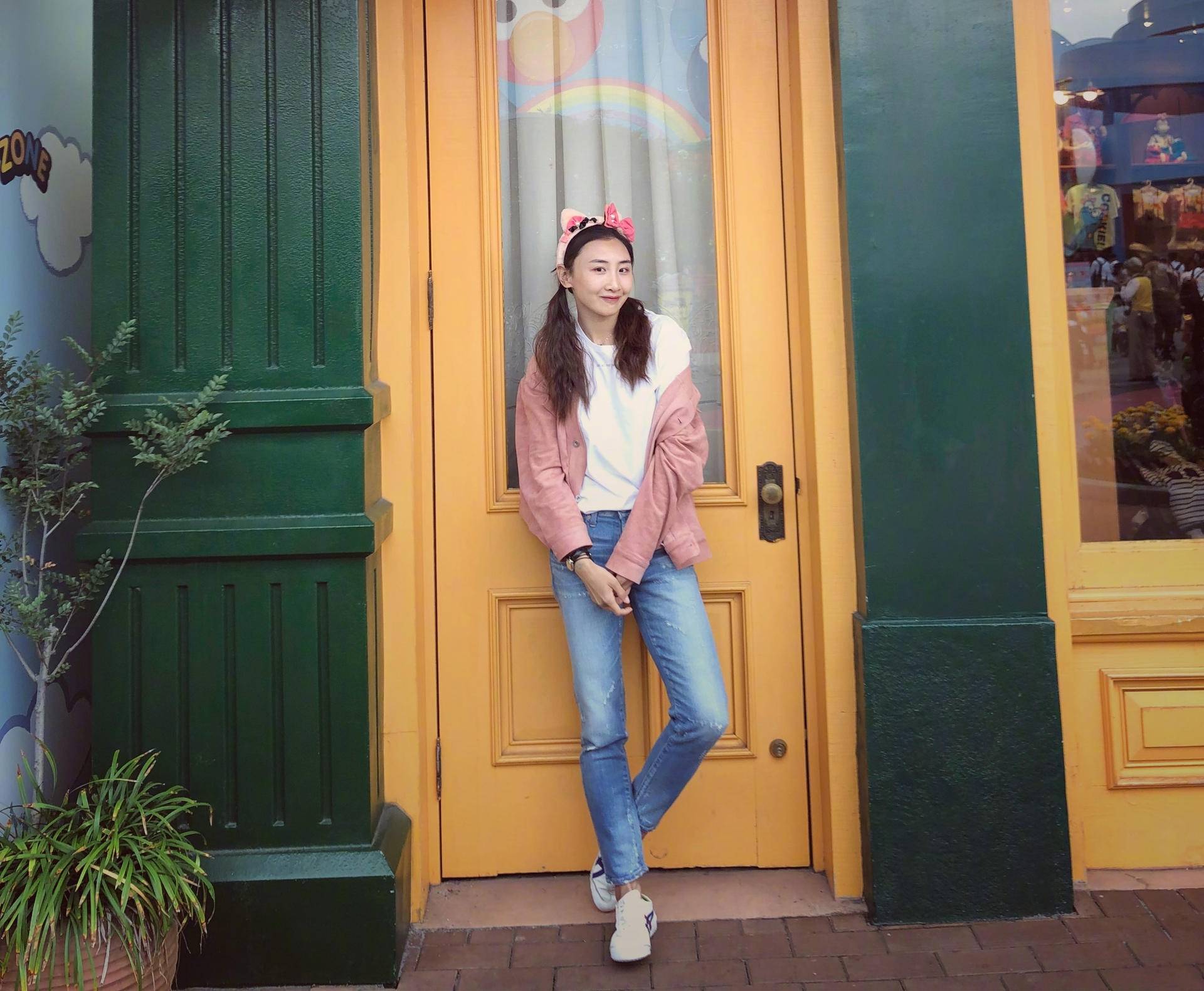 冠军何雯娜晒照白衬衣阔腿裤比女星都会穿产后5个月恢复太好