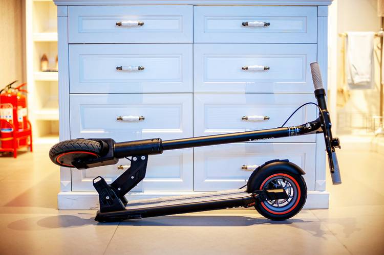 远离汽车的通勤休闲方式联想智能滑板车m2