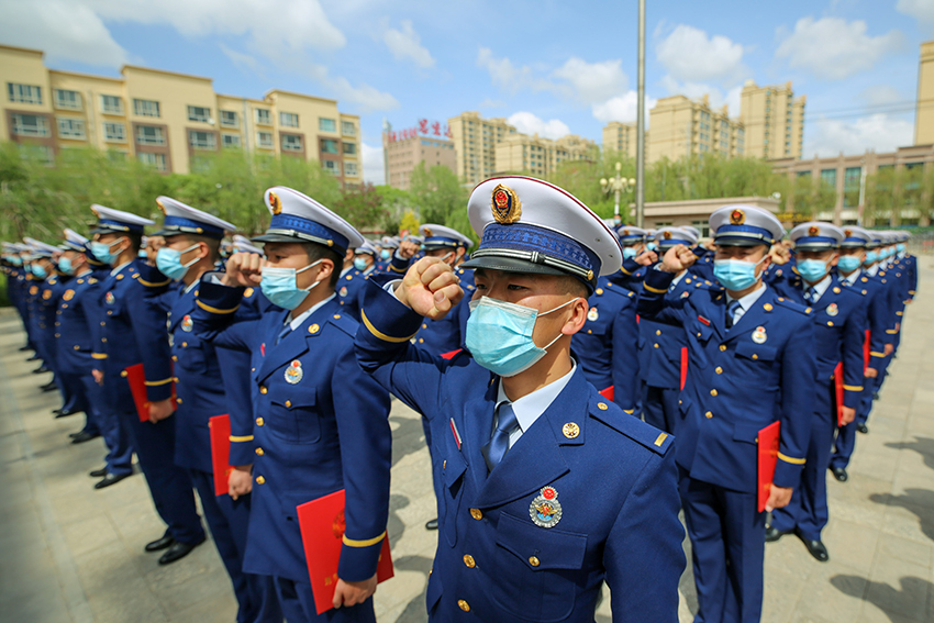 甘肃张掖35名消防员被授予消防救援衔