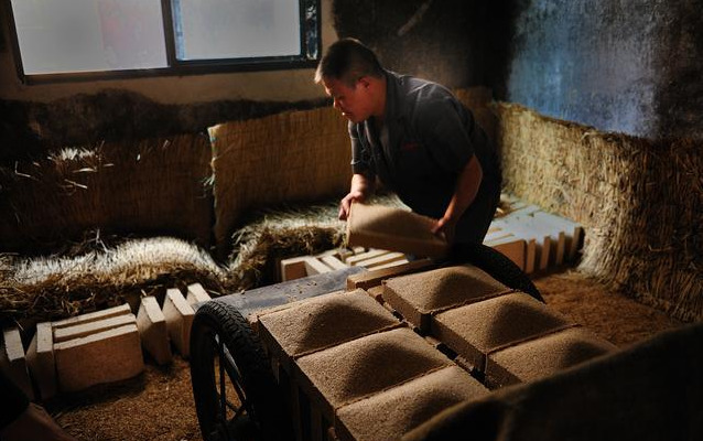 曲为酒之骨,酒曲制作是酿酒过程中至关重要的要素,用优质的小麦等,制