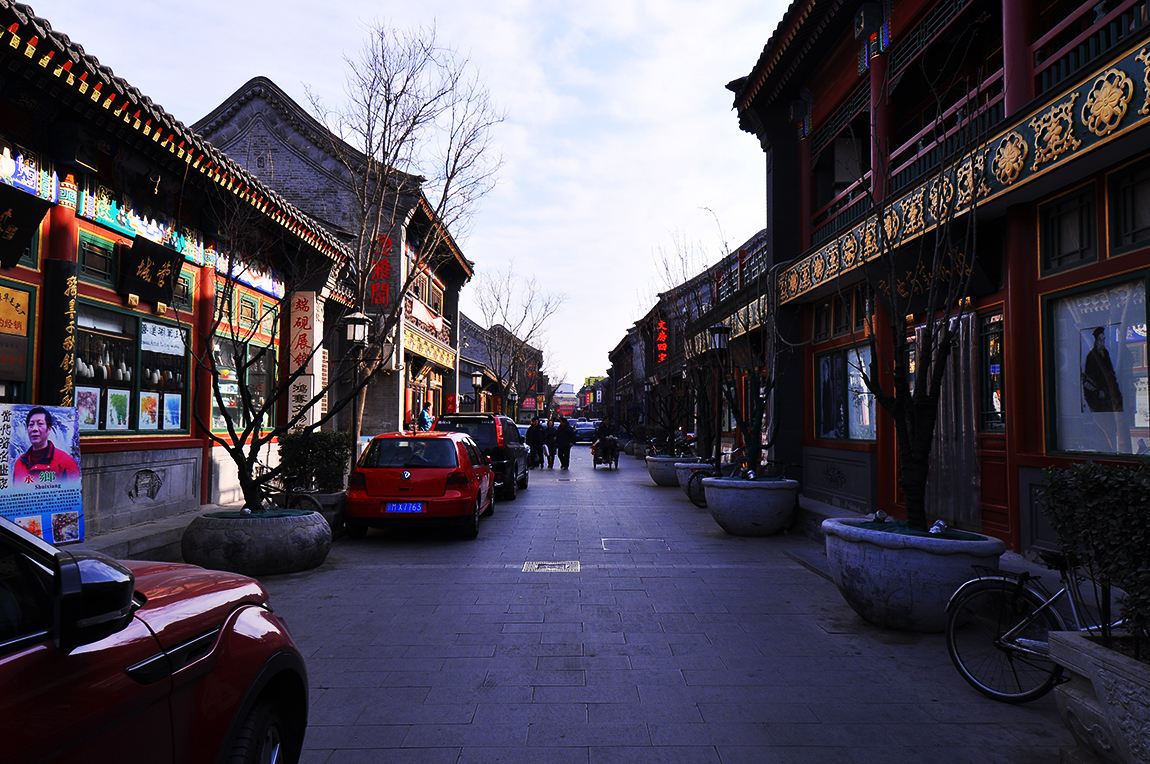 琉璃厂大街位于北京和平门外,是北京一条著名的文化街,它起源于清代