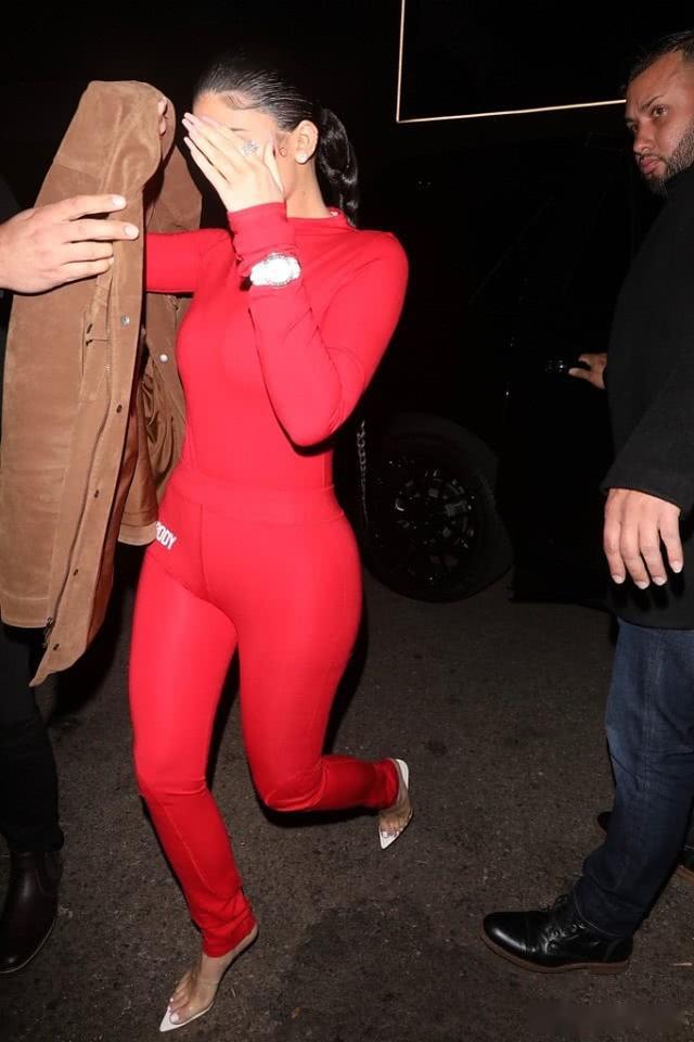 凯莉詹娜一身红衣魅力十足用黑色外套挡镜头快速离场