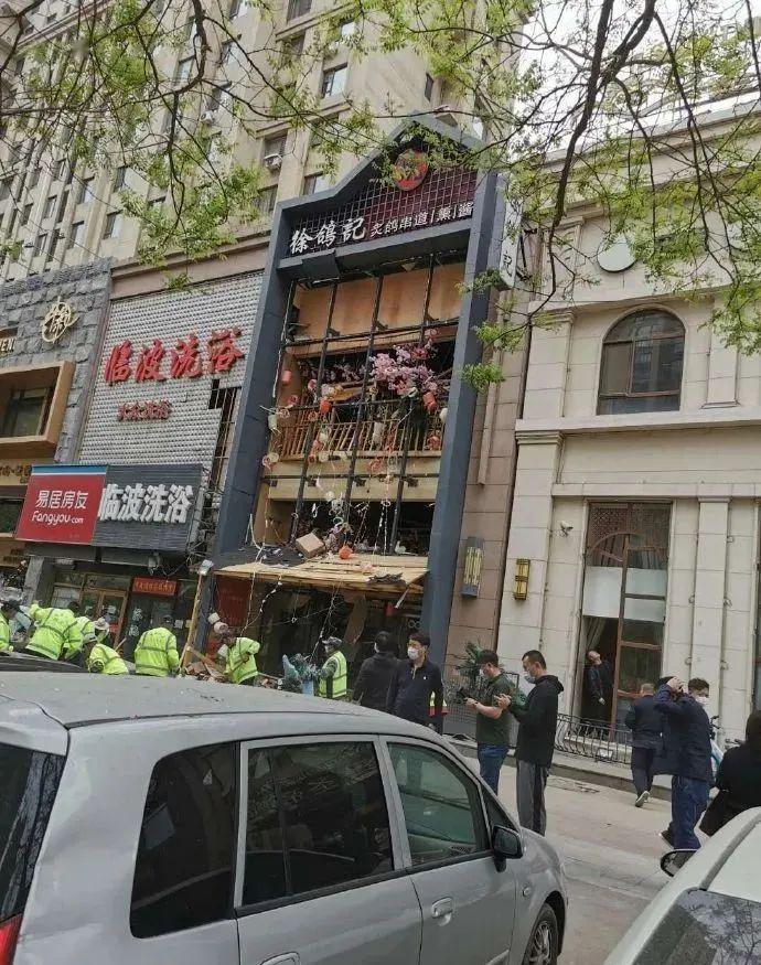 【爆炸新闻】沈阳一饭店天然气爆炸,店面面目全非,多辆汽车受损