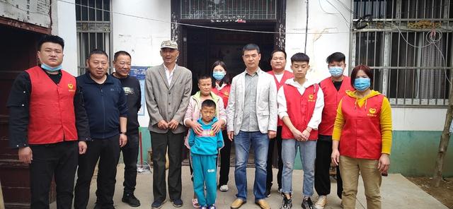 临颍这个村来一群红马甲房前屋后打扫卫生还为村民免费理发